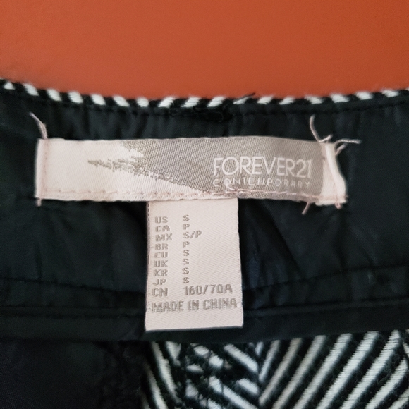 Herringbone patterned shorts - Picture 5 of 5